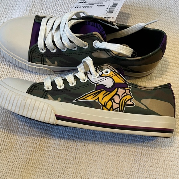 MN Vikings women’s camo canvas shoes size 7 NWT - Picture 2 of 6